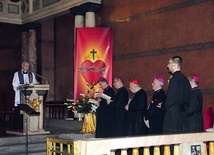 Liturgię pokutną poprowadził  i homilię wygłosił bp Piotr Libera. Uczestniczyli w niej przedstawiciele polskiego episkopatu oraz nuncjusz apostolski