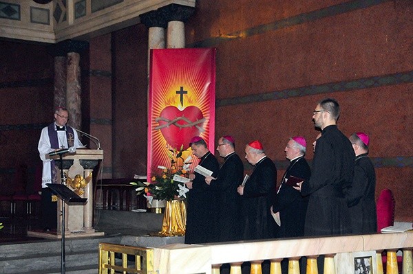 Liturgię pokutną poprowadził  i homilię wygłosił bp Piotr Libera. Uczestniczyli w niej przedstawiciele polskiego episkopatu oraz nuncjusz apostolski