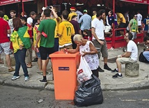 Mundial w Brazylii trwa. Powstały nowe stadiony, ale wokół nich raczej nic się nie zmieniło. Na zdjęciu: kibice w pobliżu stadionu Maracana w Rio de Janeiro czekają na mecz Belgia–Rosja