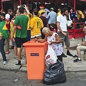 Mundial w Brazylii trwa. Powstały nowe stadiony, ale wokół nich raczej nic się nie zmieniło. Na zdjęciu: kibice w pobliżu stadionu Maracana w Rio de Janeiro czekają na mecz Belgia–Rosja