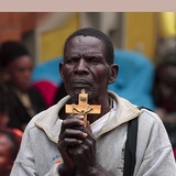 W Ugandzie wiara jest żywa, obecna na ulicach, w urzędach i pubach, wyrażana w mediach publicznych i reklamowana na fasadach sklepów. Pobożność tego mężczyzny nie wyróżniała się przesadnie na tle innych.  Tam dla ludzi Bóg po prostu jest  – i w tym zawiera się piękno Afryki. 