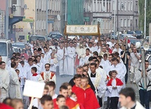  Duża i bardzo rozśpiewana procesja przeszła ulicami Legnicy