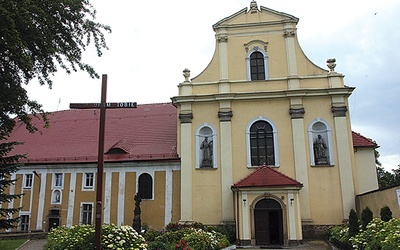  Nawet fasada świątyni przypomina o związkach z zakonem franciszkańskim, bo zdobią ją figury św. Franciszka i św. Antoniego