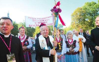  Każdego roku pielgrzymów wyruszających z Wawelu na Jasną Górę żegna kard. Stanisław Dziwisz