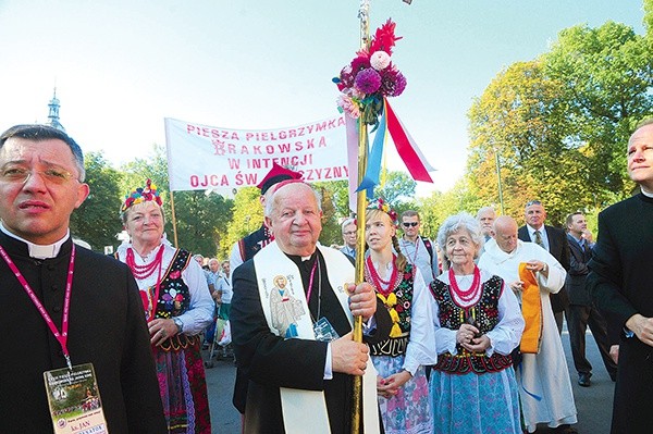  Każdego roku pielgrzymów wyruszających z Wawelu na Jasną Górę żegna kard. Stanisław Dziwisz