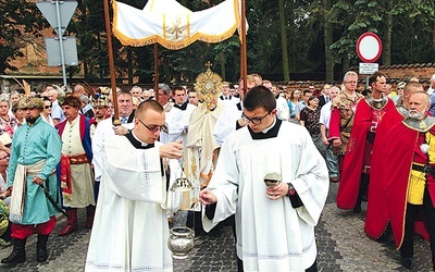 Wyrazem czci dla Najświętszego Sakramentu w procesji i bogatej płockiej tradycji, oprócz niesionych sztandarów, feretronów i figur, był również udział członków Bractwa Kurkowego i płockiej drużyny kuszniczej