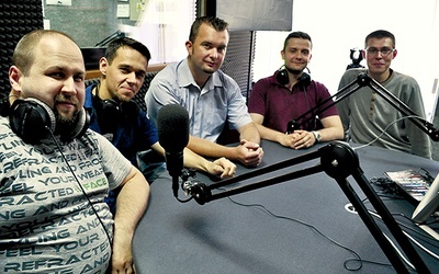  Większy zasięg, więcej słuchaczy. Warto się wsłuchać w nowe oblicze diecezjalnego radia na 103,9 FM w Ciechanowie i 104,3 FM w Płocku – zachęcają dziennikarze KRDP 