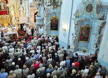  Sanktuarium pod wezwaniem świętego z Padwy wypełnione wiernymi w czasie Sumy odpustowej sprawowanej przez bp. Romana Marcinkowskiego 