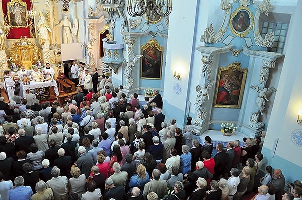  Sanktuarium pod wezwaniem świętego z Padwy wypełnione wiernymi w czasie Sumy odpustowej sprawowanej przez bp. Romana Marcinkowskiego 