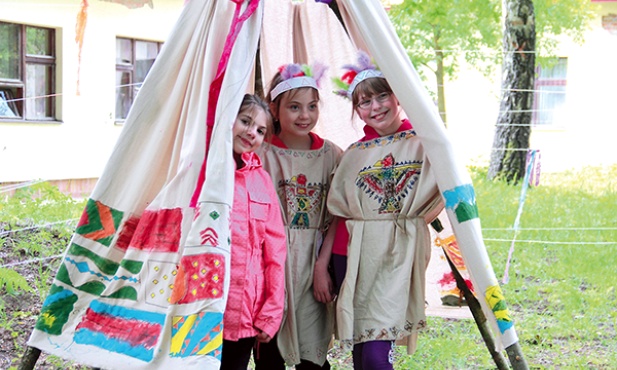  Młode Indianki w postawionym tipi