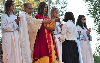  Gdy przyjmujemy Komunię z czystym sercem, sam Jezus otula naszą duszę – przedstawiali aktorzy