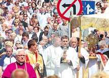 Po Eucharystii rozpoczęła się procesja eucharystyczna