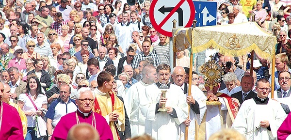 Po Eucharystii rozpoczęła się procesja eucharystyczna