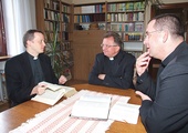 Wykładowcy studium – od lewej: ks. M. Łanoszka,  ks. prof. M. Bednarz, ks. P. Łabuda