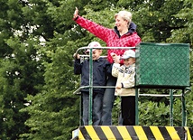  Szymon i Wojtuś Barnasiowie wielką frajdę mieli z przejażdżki wysięgnikiem na kilkanaście metrów wzwyż, skąd widać całą okolicę