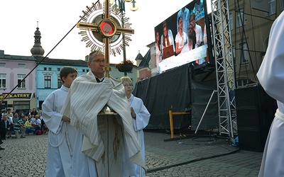  Uroczyste wniesienie Najświętszego Sakramentu na scenę. Na zdjęciu  o. Tomasz Maniura OMI, odpowiedzialny za Stowarzyszenie NINIWA, które współorganizowało koncert
