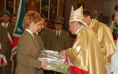 Leśnicy w darze przekazali dwa ornaty z wizerunkiem św. Franciszka