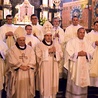 Biskupi z neoprezbiterami