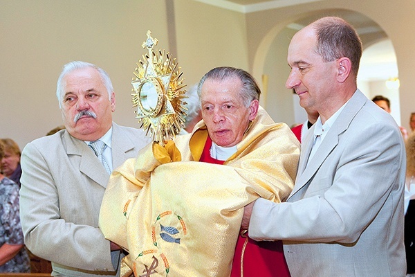  Złoty jubilat poprowadził odpustową procesję eucharystyczną