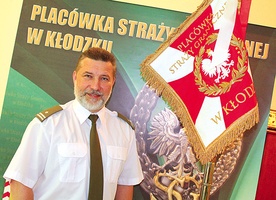  Mjr SG Dariusz Matusiak, zastępca komendanta PSG, obok nowego proporca