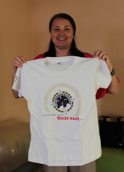 Joanna Mazurek z ewangelizacyjną koszulką tegorocznego wędrowania