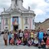 Pielgrzymi przed bazyliką Ofiarowania NMP i domem rodzinnym Jana Pawła II w Wadowicach