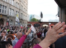 Znieważany w teatrze, uwielbiony pod teatrem