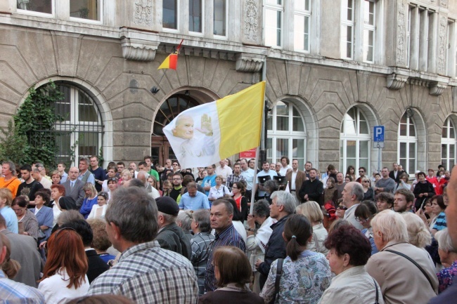 Modlitwa uwielbienia pod Teatrem Polskim