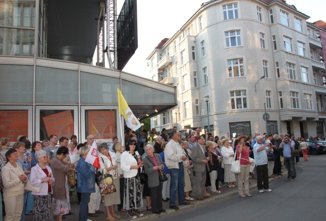 Modlitwa uwielbienia pod Teatrem Polskim