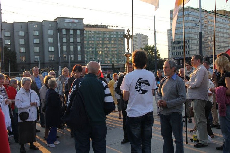 Protest pod Teatrem Śląskim