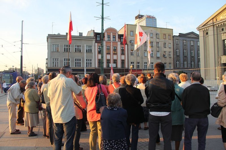 Protest pod Teatrem Śląskim