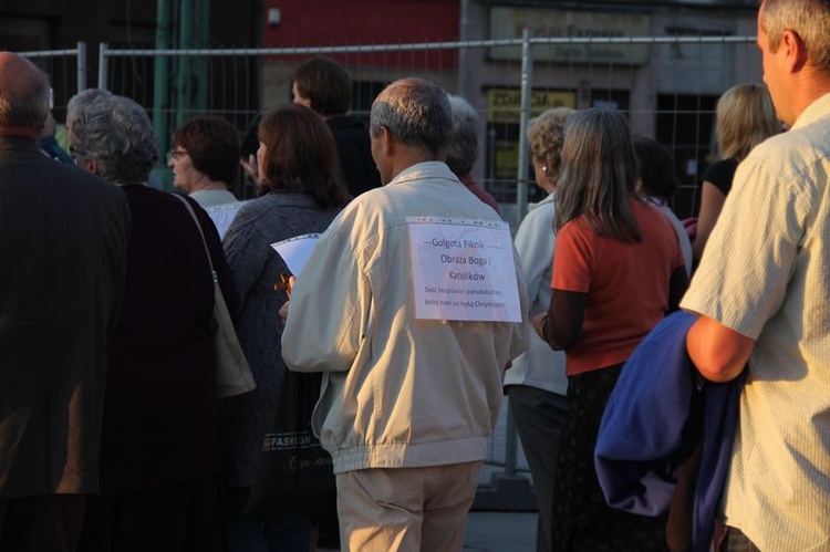 Protest pod Teatrem Śląskim