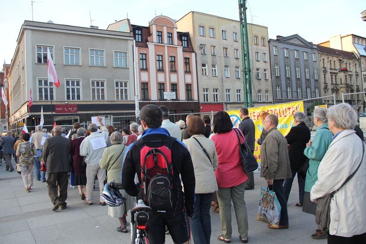 Protest pod Teatrem Śląskim