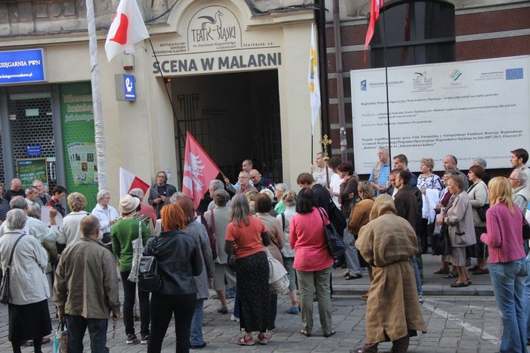 Protest pod Teatrem Śląskim