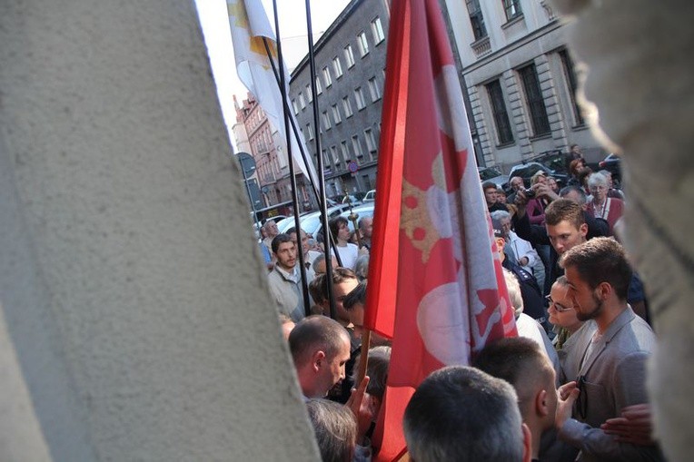 Protest pod Teatrem Śląskim