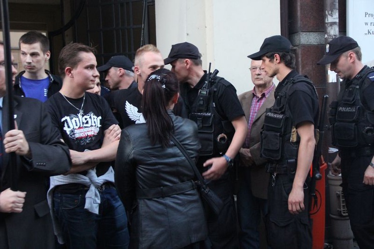 Protest pod Teatrem Śląskim