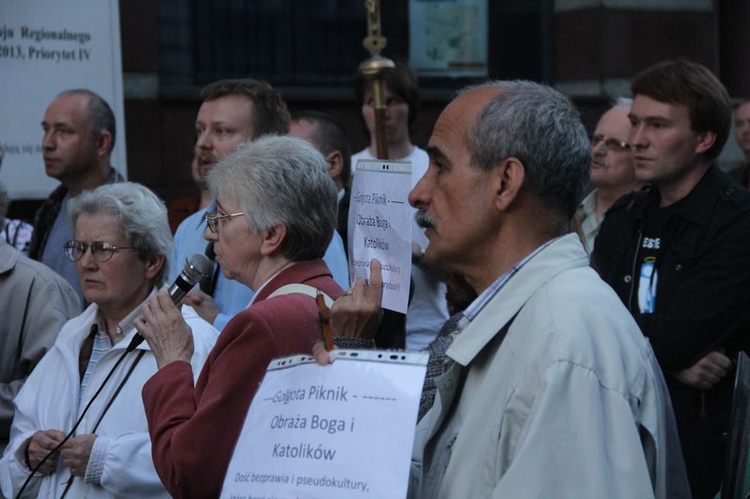 Protest pod Teatrem Śląskim