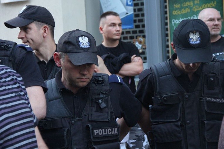 Protest pod Teatrem Śląskim