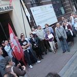 Protest pod Teatrem Śląskim
