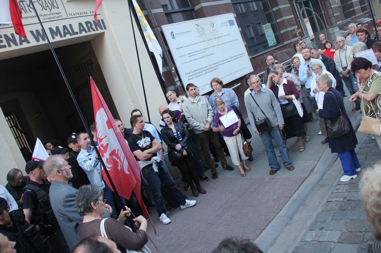 Protest pod Teatrem Śląskim