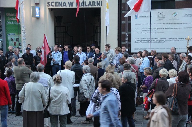 Protest pod Teatrem Śląskim