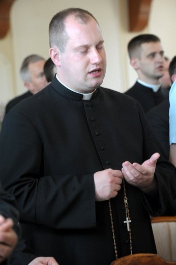 Wikariusze podczas modlitwy