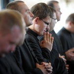 Wikariusze podczas modlitwy