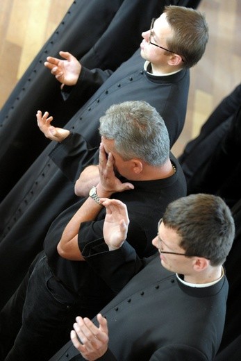 Wikariusze podczas modlitwy