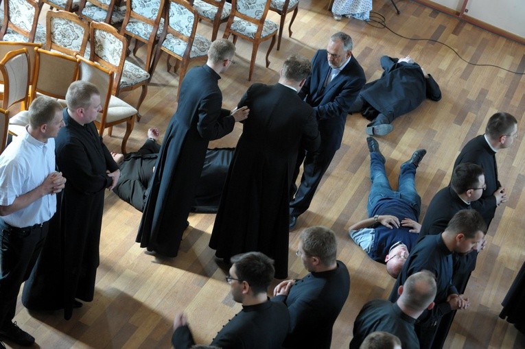 Wikariusze podczas modlitwy