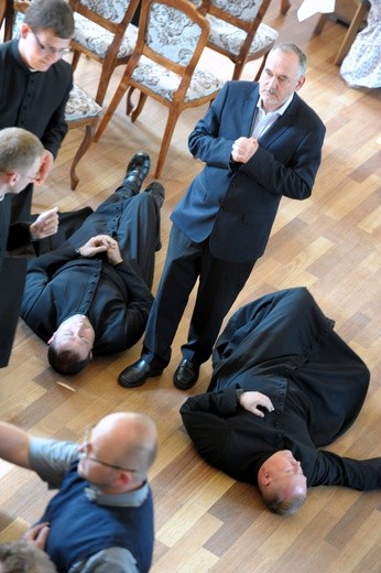Wikariusze podczas modlitwy