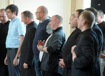 Wikariusze podczas modlitwy