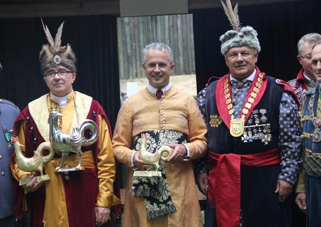 Od lewej Kazimierz Ciszek, Król Kurkowy A.D. 2014, Sławomir Adamiec, Wicekról Kurkowy A.D. 2014 i  Jan Klauza, prezes Centralnego Okręgu Zjednoczenia Strzeleckich Bractw Kurkowych RP