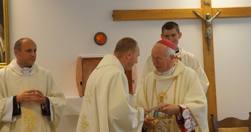 Podczas uroczystej Eucharystii bp Andrzej F. Dziuba erygował nową parafię, której proboszczem ustanowił ks. Rafała Babickiego