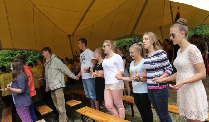 Podczas tej Mszy św. młodzież modliła się m.in. za dwóch zmarłych kolegów z Patrolu "Studnia"